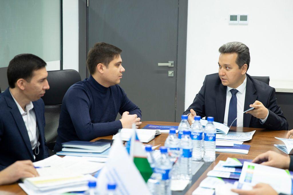Министр ИКТ ознакомился с деятельностью Центра управления проектами электронного правительства