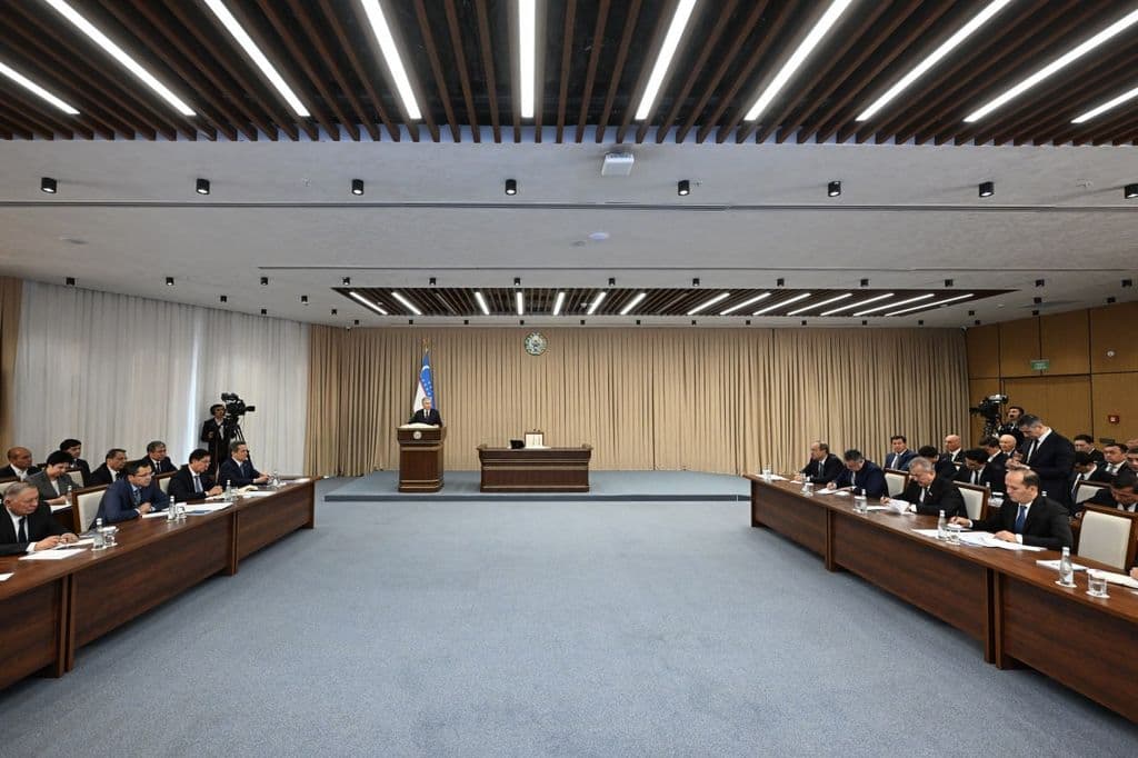 Endilikda vazirlar va tarmoq rahbarlarining raqamlashtirishga mas’ul o‘rinbosarlari bir vaqtning o‘zida sohada sun’iy intellektni rivojlantirishga ham javobgar bo‘lishi belgilandi.